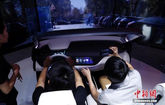 资料图：民众亲身体验自动驾驶最新技术以及人车交互功能。汤彦俊 摄