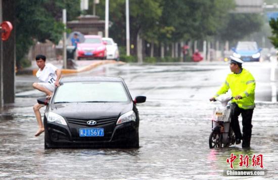 7月24日，受台风“安比”影响，天津现今夏最强降雨。图为一辆小轿车“抛锚”在雨中。<a target='_blank' href='http://www.chinanews.com/'>中新社</a>记者 张道正 摄