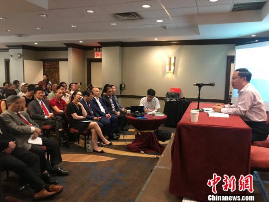 当地时间7月24日，福建省人民政府台湾事务办公室对台政策座谈会在纽约举行，福建省台办副主任钟志刚在会上介绍相关对台政策。图为座谈会现场。马德林 摄