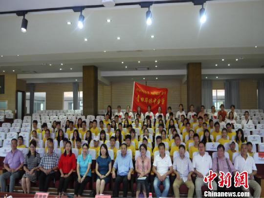 学中华文化 亲故土乡音 留伟芬 摄 学中华文化 亲故土乡音 留伟芬 摄