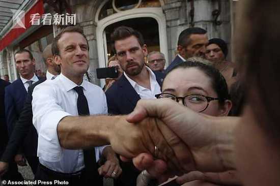 马克龙否认与打人保镖有不伦关系:没给他核按钮