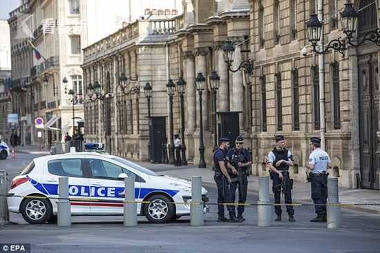 马克龙否认与打人保镖有不伦关系:没给他核按钮