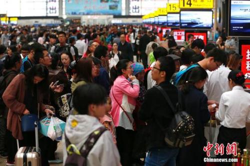 资料图：北京南站的旅客。<a target='_blank' href='http://www.chinanews.com/'>中新社</a>记者 富田 摄