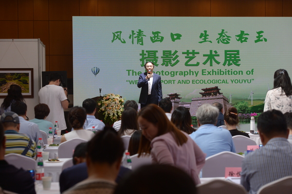 第十二届全国政协常委、著名造型艺术家袁熙坤致辞