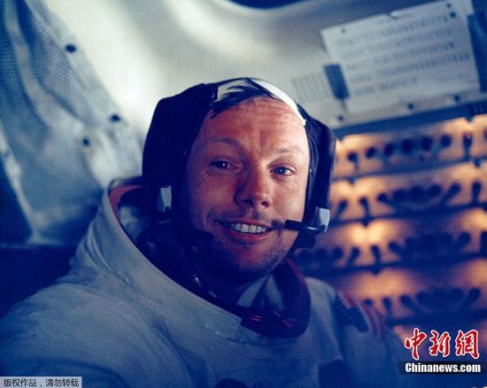 图为美国航天局公布的阿姆斯特朗的照片。 点击进入下一页