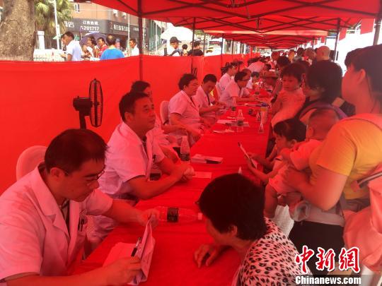 “百名专家”大型义诊活动，参与者“都是该院最好的学科带头人”?！⊙罘?摄