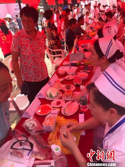 参与大型义诊活动的“百名专家”中，医生专家有七、八十位，护理专家二、三十位?！⊙罘?摄