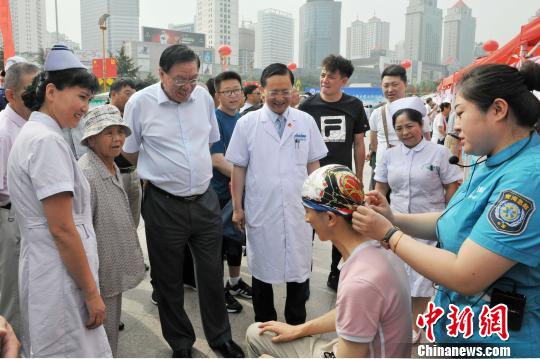 图为医学知识现场演示?！≈旖ň?摄