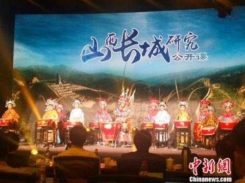 山西著名晋剧表演艺术家武凌云在当天的活动上进行晋剧艺术公开课。刘小红 摄