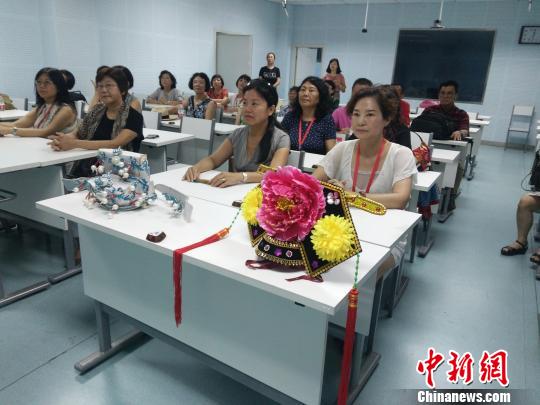 教师们在认真聆听讲座。图片由宁夏自治区外(侨)办提供。宁夏自治区外(侨)办 摄