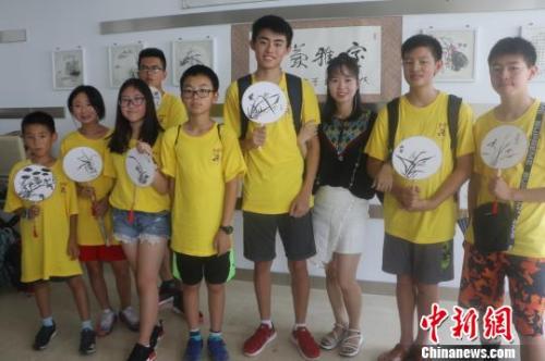 展示自己动手做的作品 赵强 摄 展示自己动手做的作品 赵强 摄