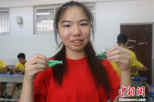 展示编好的中式旗袍盘扣 赵强 摄 展示编好的中式旗袍盘扣 赵强 摄