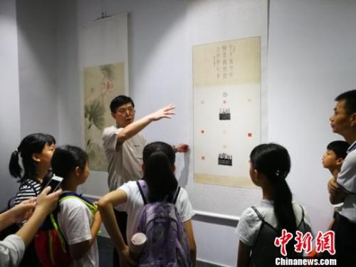 “丹青携友近 翰墨递情深”两岸交流黄埔书画展开幕 骆燕容 摄 “丹青携友近 翰墨递情深”两岸交流黄埔书画展开幕 骆燕容 摄