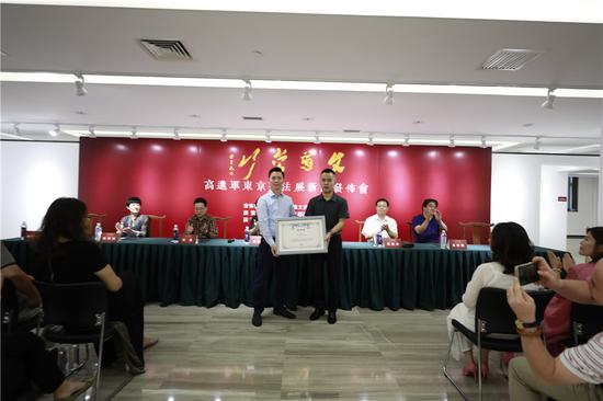 《艺术百年》主编、北京汉特斯曼文化传媒总经理 鲜于圣哲代表展览的主办方：日本中国友好协会、日本国际艺术家协会为高进军颁发了展览邀请函并预祝高进军日本东京展览取得成功；