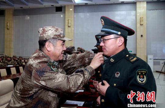 资料图:新疆军区某训练基地送别退伍老兵。罗兴仓 摄 点击进入下一页