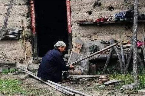 湖北荆州政法机关发文:严惩自己住好房父母住危房