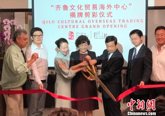 当地时间7月30日上午，“齐鲁文化贸易海外中心”揭牌剪彩仪式在美国加利福尼亚州洛杉矶郡帕萨迪纳市的尼山国际举行。图为中国驻洛杉矶总领馆文化参赞古今(图右三)、山东省商务厅副厅长吕伟(图左四)、尼山国际总裁乌兰(图左三)为中心剪彩?！≌潘?摄