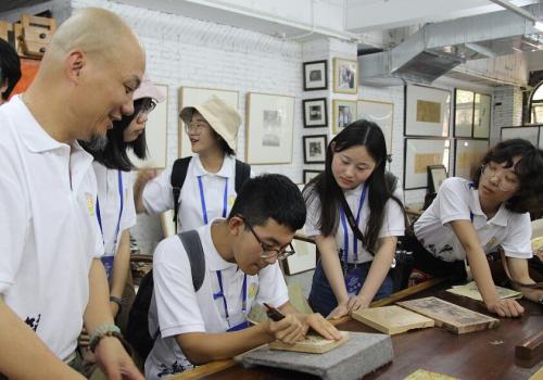 营员在十竹斋艺术馆体验刻板 点击进入下一页