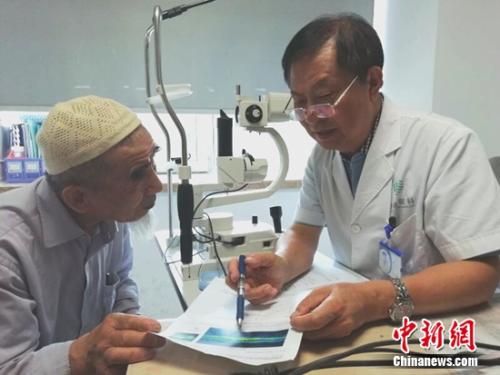 蒋国安院长耐心给患者讲解检查报告 点击进入下一页