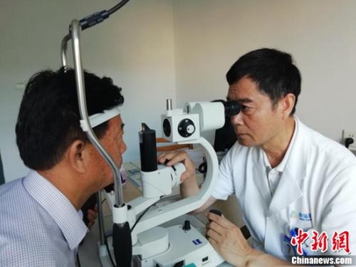 吴生泉院长给患者亲切看病 点击进入下一页