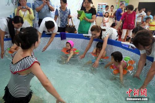 资料图：婴儿正在游泳。中新社发 张云 摄