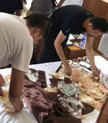 俩盗贼进别墅被惊呆:一辈子没见这么多钱 越数越怕