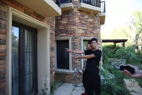 俩盗贼进别墅被惊呆:一辈子没见这么多钱 越数越怕