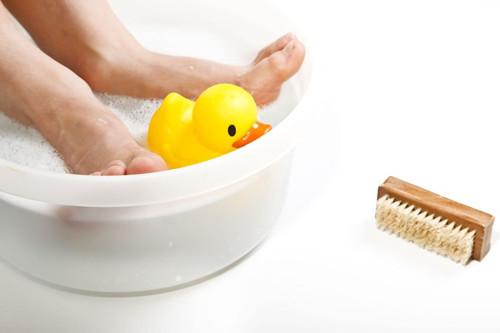 夏天热水泡脚益处多:通畅经络 祛湿排毒