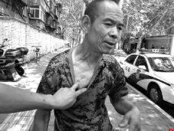 6旬保洁员制止发传单被两男子骑身上打 多处挫伤