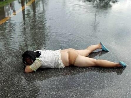 醉酒女雨天在湖区徘徊大哭还打滚 五保安陪聊2小时