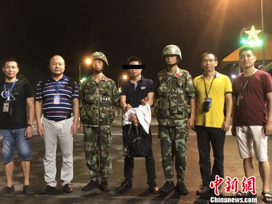 深圳警方抓获外逃犯罪嫌疑人刘某 警方供图 摄 深圳警方抓获外逃犯罪嫌疑人刘某 警方供图 摄