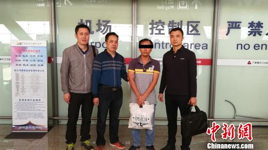 涉嫌合同诈骗案外逃疑犯刘某在老挝被成功缉捕遣返 警方供图 摄 涉嫌合同诈骗案外逃疑犯刘某在老挝被成功缉捕遣返 警方供图 摄