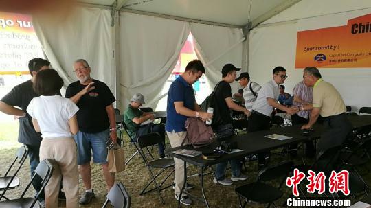 图为在2018美国通航展“中国馆”交流的通用航空爱好者?！°菩癫?摄