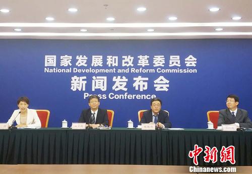 8月2日，国家发改委就扩大消费有关工作情况举行新闻发布会。<a target='_blank' href='http://www.chinanews.com/' >中新网</a>记者 李金磊 摄