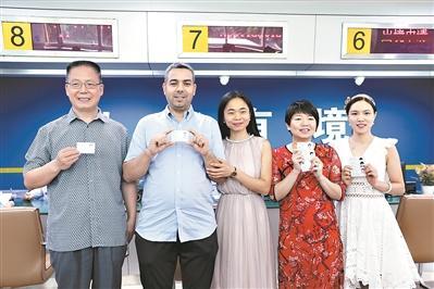 中国侨网昨日（1日），佛山公安出入境管理部门举行“外国人永居证”发证仪式。