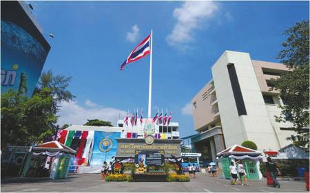 中国侨网7月16日，泰国曼谷，华西都市报-封面新闻特派记者探访泰国商会大学。