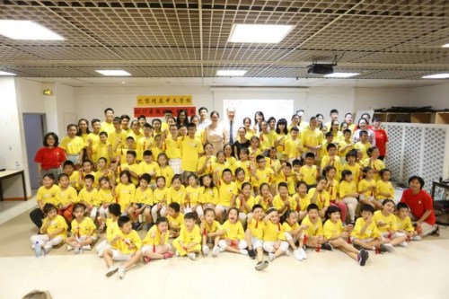 杨进公参与参加汇演的学生、教师等合影。