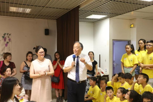 　杨进公参热情与学生互动。