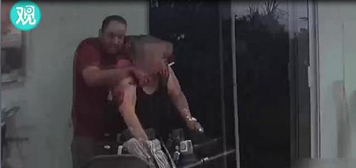 美警察近距离连开18枪 同时打死劫匪和人质被声讨