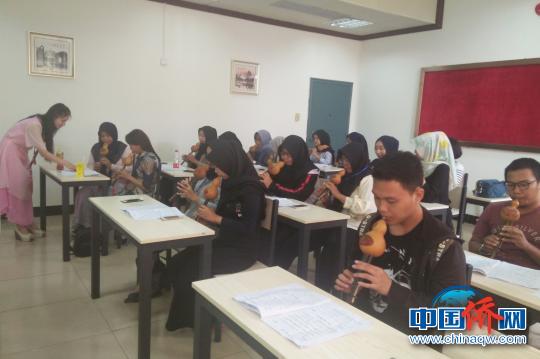 图为营员们在上葫芦丝课。　罗诗庆　摄