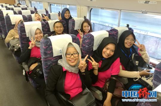 图为营员们体验中国高铁。　罗诗庆　摄