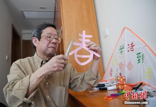 中国侨网资料图：日本七旬“读书郎”入读中国高校学汉语，加纳正司在宿舍剪纸，他说他很喜欢中国的文化。张瑶 摄