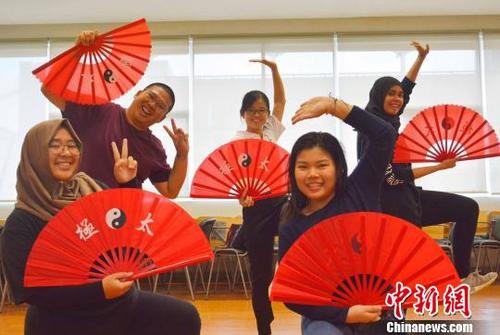 资料图：2018年6月26日，印尼高校学生体验“趣味中国”。