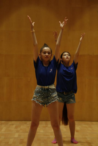 正在跳舞的选手们。