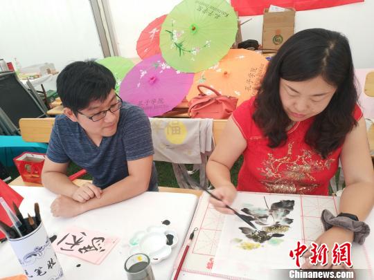 绘中国画。奥迪孔院供图