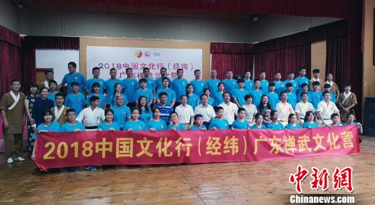 学员与主办方、承办方代表合影 沈钊 摄