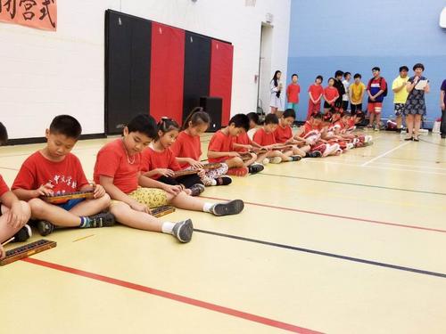 中国侨网孩子们在进行珠算表演。