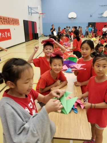 孩子们在折纸花。