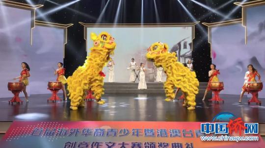 作文大赛颁奖典礼现场?！√锢?摄