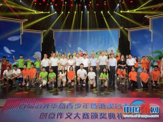 作文大赛颁奖典礼现场?！√锢?摄